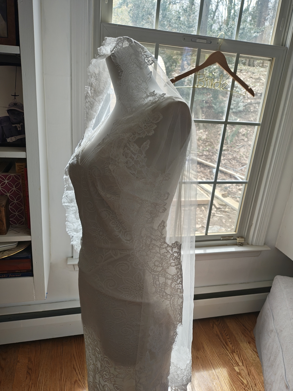 Delicate Lace-Edged Bridal Veil - White - Picture 10 of 11
